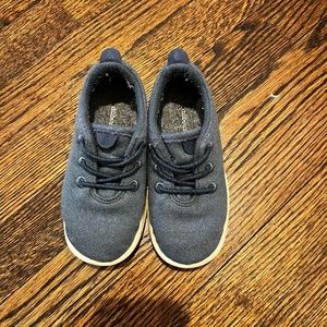Kids Small Birds shoes, size toddler 10.